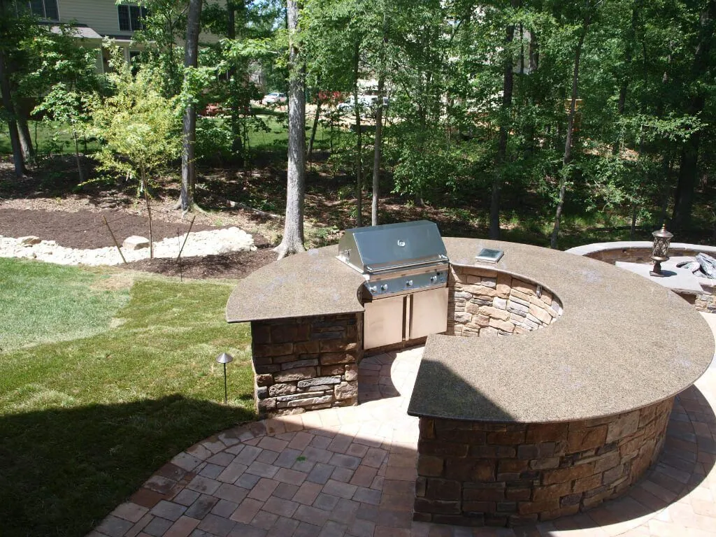 Circular outdoor kitchen hardscaping installation