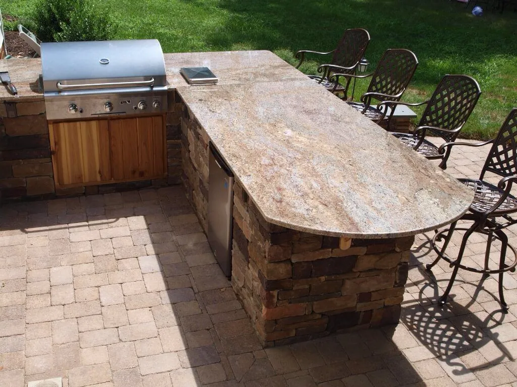 Outdoor grill and kitchen peninsula